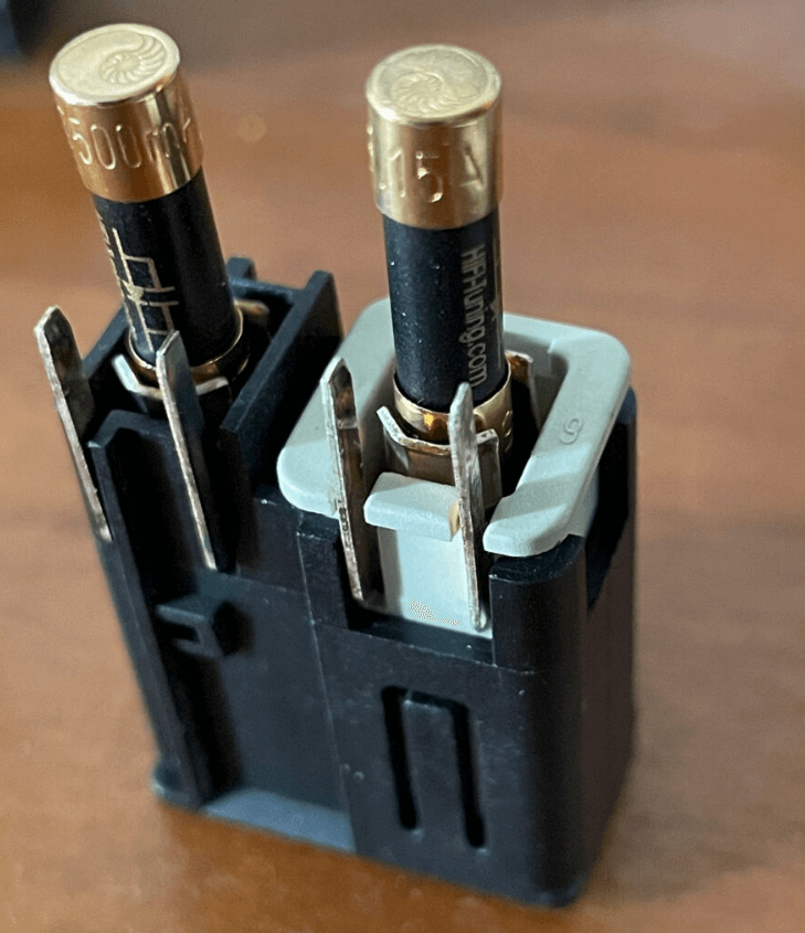 兩支 HiFi-Tuning Supreme³ Diamond 系列保險絲安裝於模組化保險絲座中，分別為 500 mA 與 1.5 A 規格，金色端帽設計。 